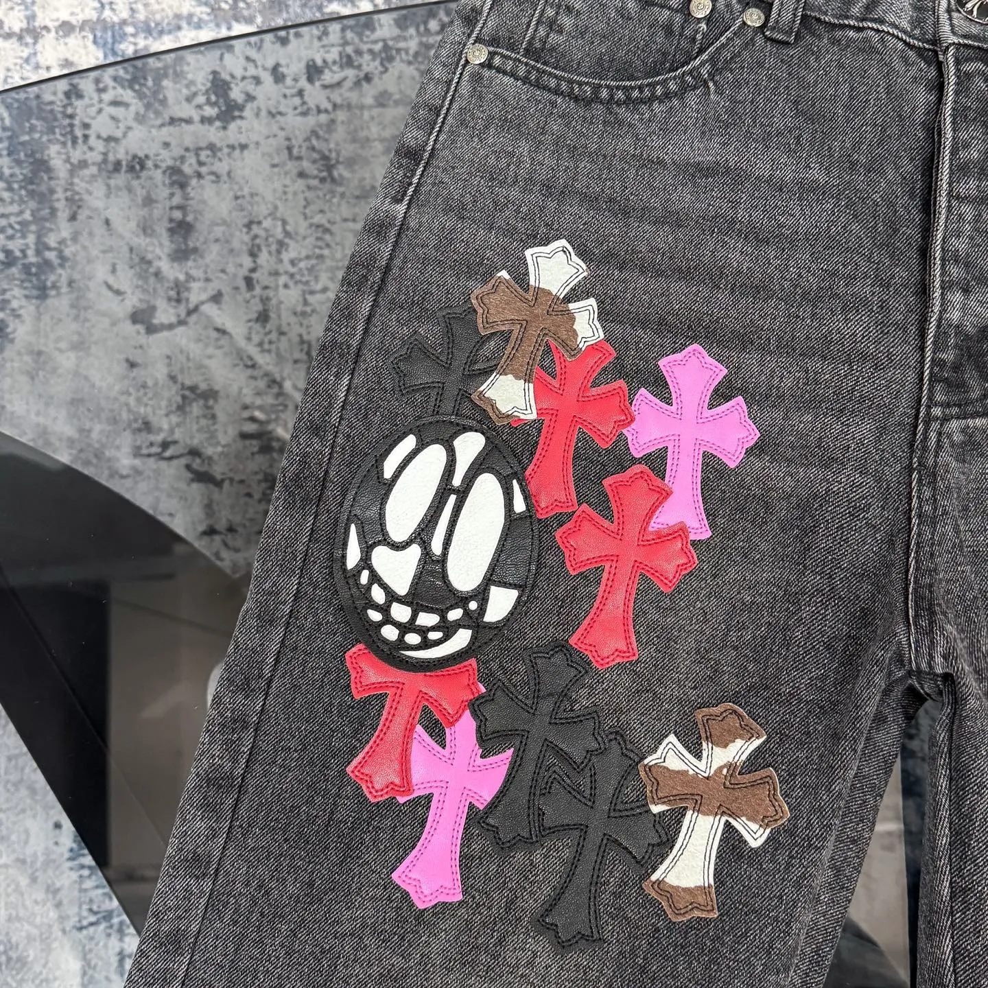 P300 Chrome Hearts CH Chrome Hearts three-color patchwork leather grimace element rapper Nomi's same style cross jeans, truly restores the ultimate vintage texture (no original standard flat version) Italian special cowhide print and then cut, custom-made sheepskin three-layer thick line leather, the whole body is spliced in heavy water washing process, craftsmen hand-splash ink, you can see the details, three-dimensional cutting version, loose and comfortable, not picky about the figure, tall and slim, factory Seiko, original factory quality control, same style for men and women Can be matched with couples. Versatile recommendation. Must-have jeans for all seasons. Color: black Size: S-XL (28-36)